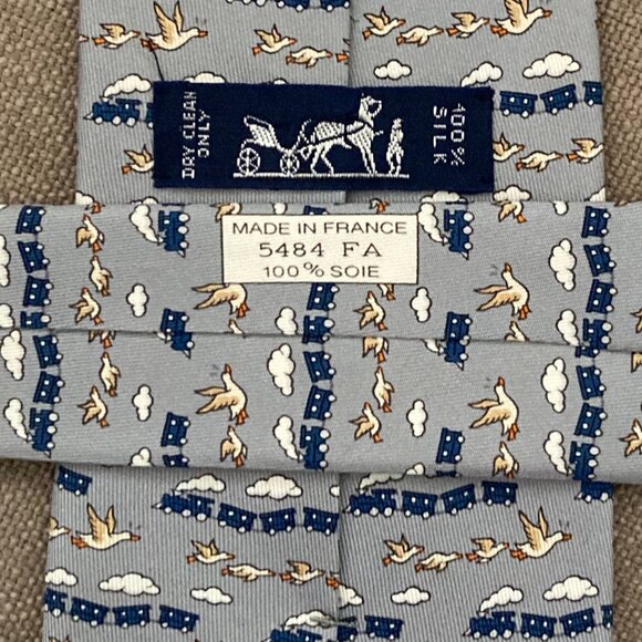 100% REAL HERMES TIE ~ FUN GRAY w BLUE FLYING TRAIN GEESE IN CLOUDS SKY XL - Picture 3 of 3